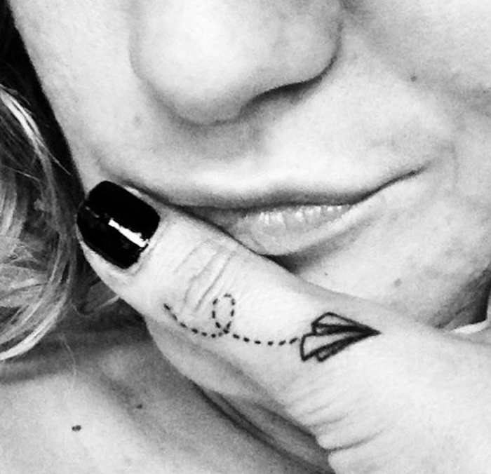 idée tatouage pointillé doigt petit discret main de femme