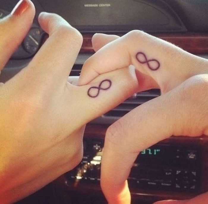 tatouage signe de l infini doigt couple amoureux