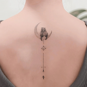 tatouage dos femme dessin symbolique coupe amour chat lune