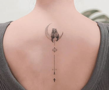 tatouage dos femme dessin symbolique coupe amour chat lune