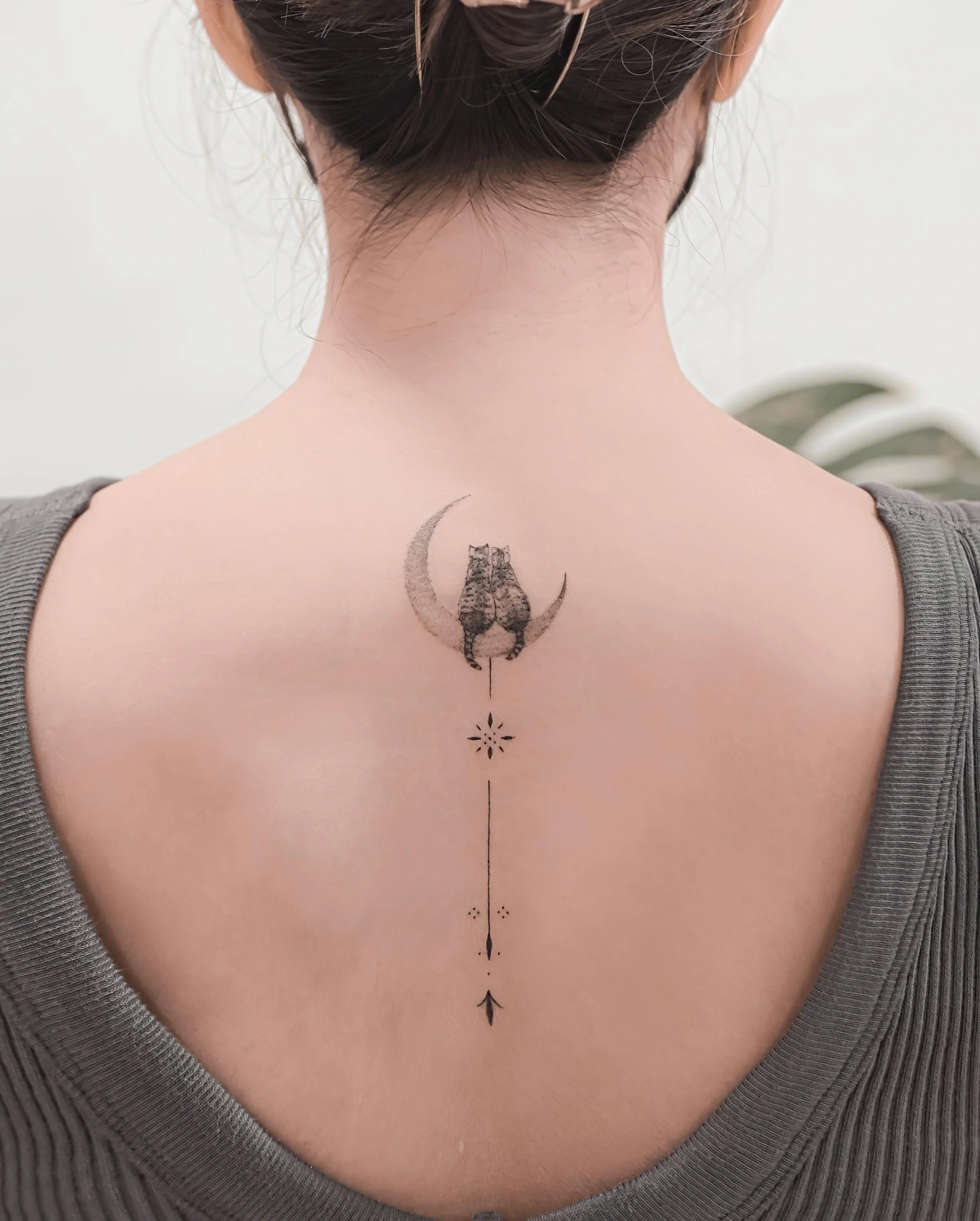 tatouage dos femme dessin symbolique coupe amour chat lune