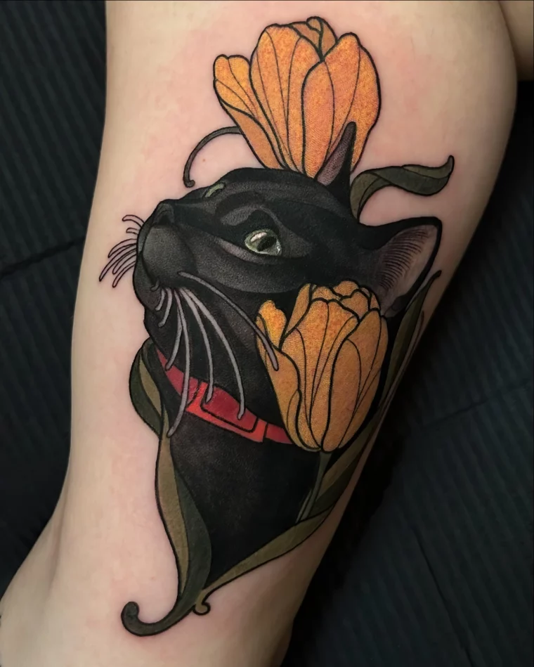 tatouage en couleur chat noir fleurs orange animal compagnie
