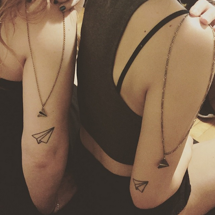 tatouages avions en papier bras femme comme tatouage amitié voyage