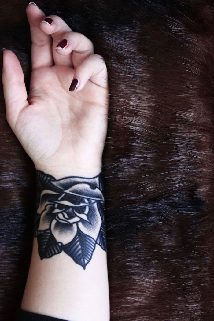 tattoo poignet idée tatouage main bras femme fleurs roses rose