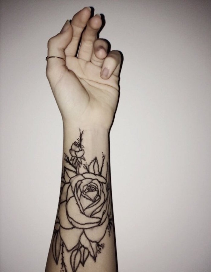 tatouage femme poignet tattoo rose avant bras femme fleurs tatouages