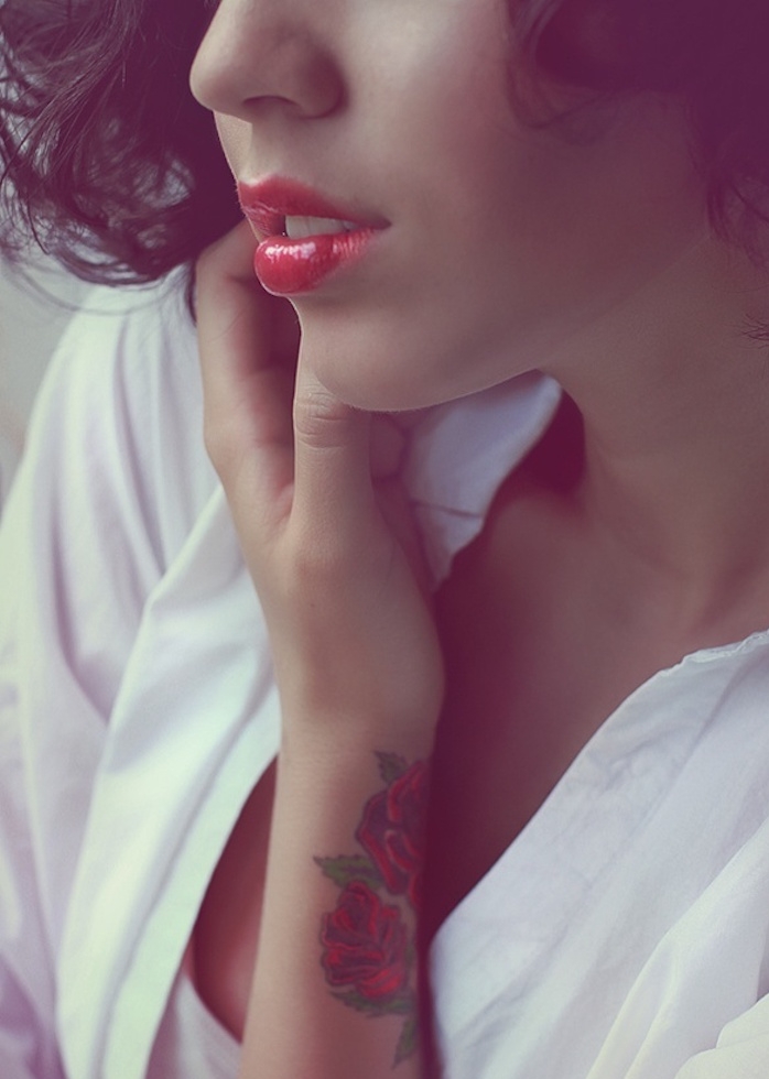 tatouage sur poignet femme rose rouge tattoo fleurs rouges