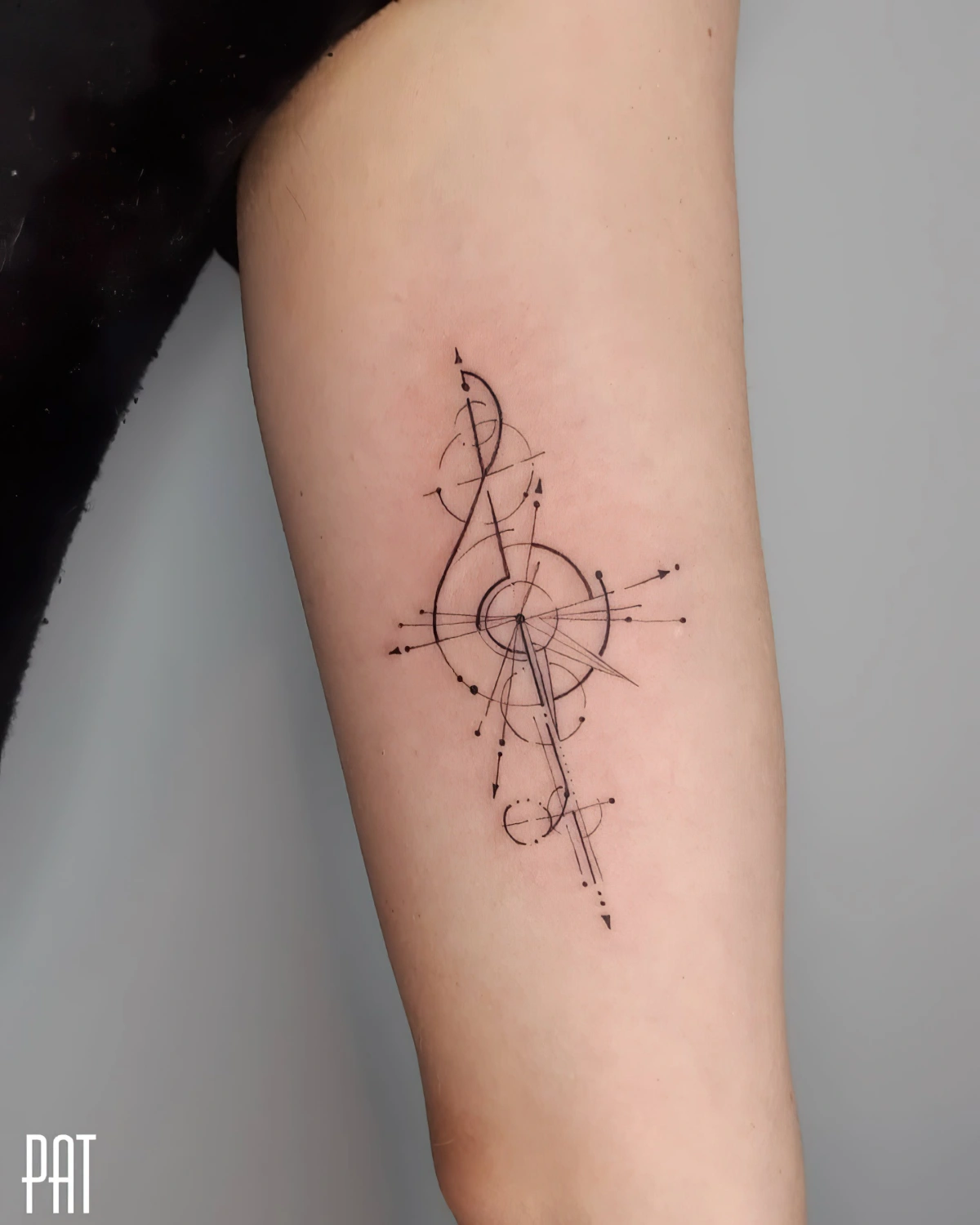 tatouage geometriques bras femme lignes fines traits dots