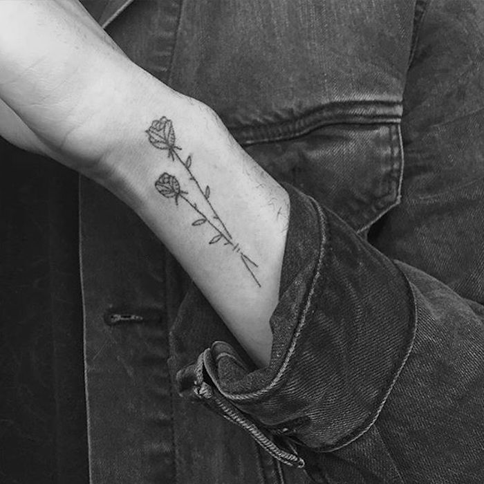 tatouage homme poignet rose fleurs tige roses avant bras tattoo