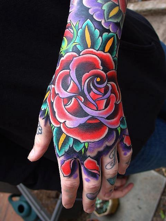 image tatouage poignet femme tatoo fleurs tattoo bras entier couleurs