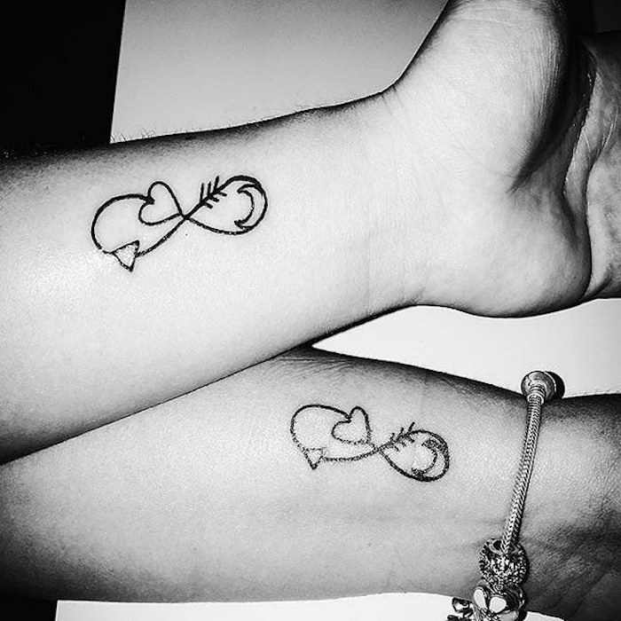 tatouage amour infini couple symbole éternel poignet