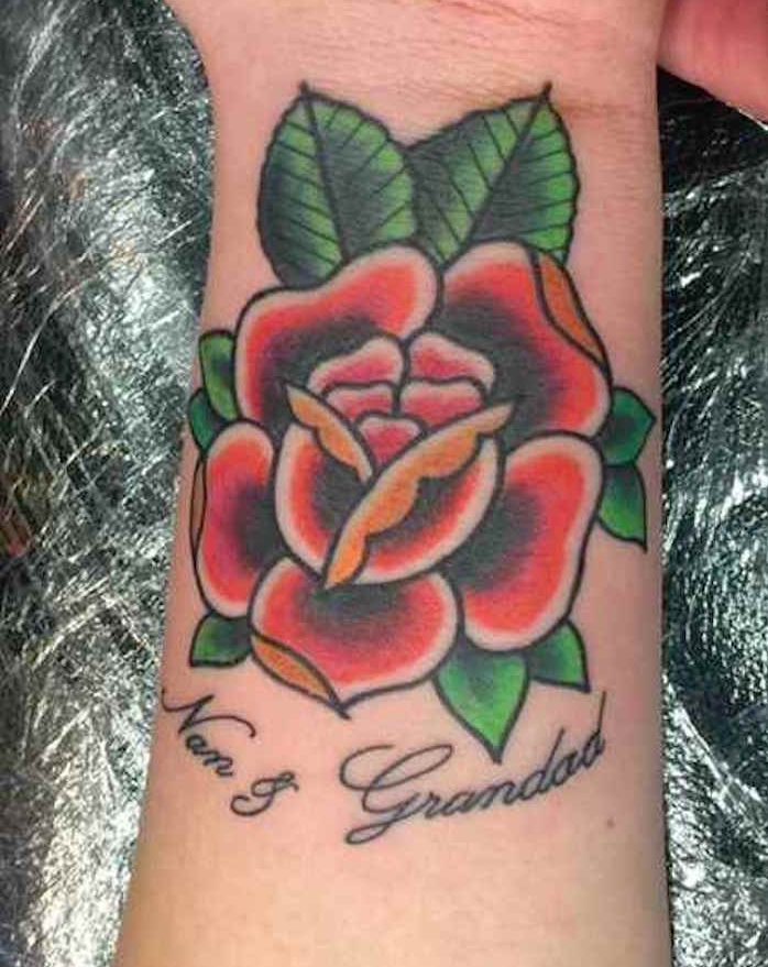 tatouage love poignet petit tattoo poigner poignée rose rouge hommage