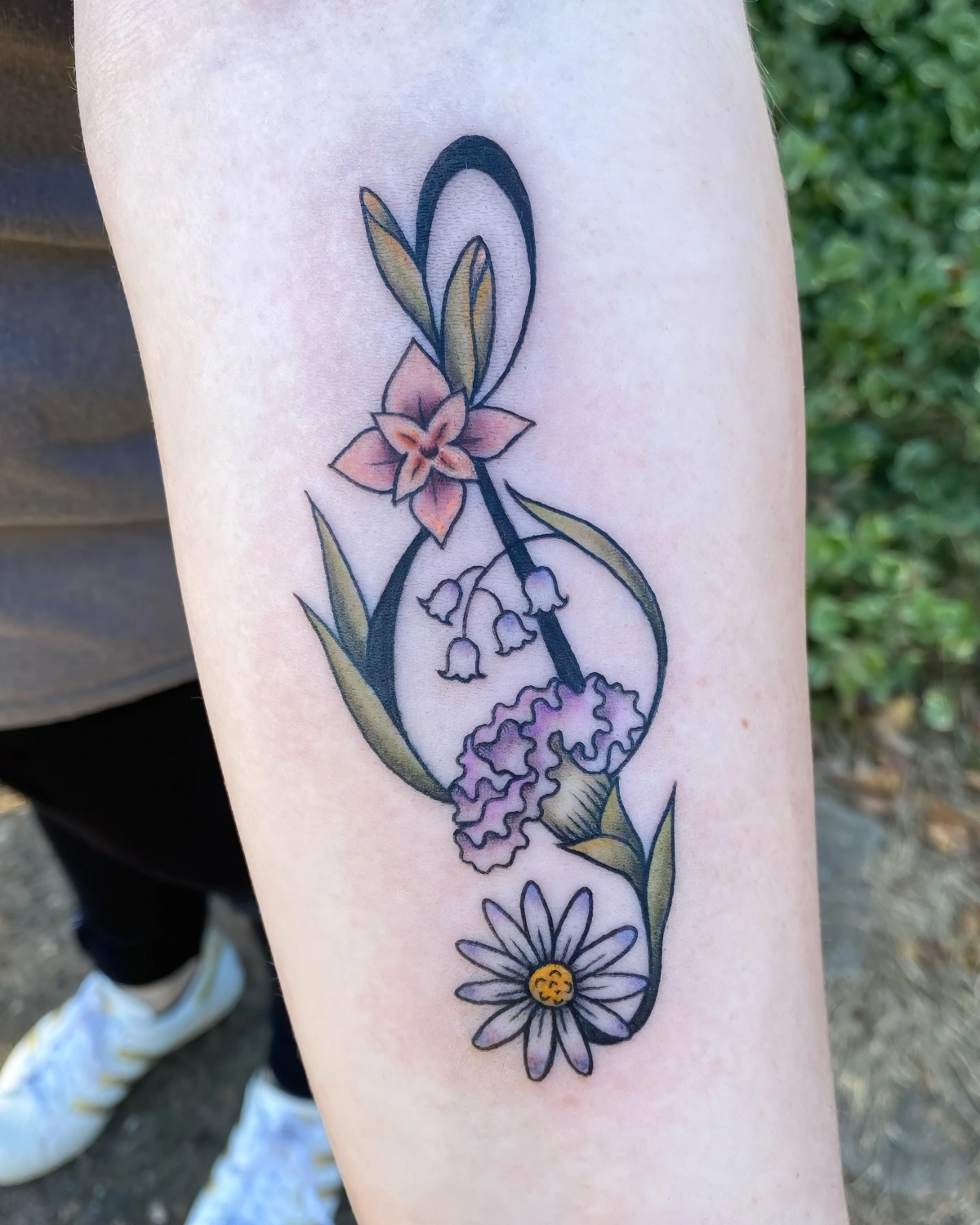 tatouage musique details feuilles vertes fleurs muguet marguerite