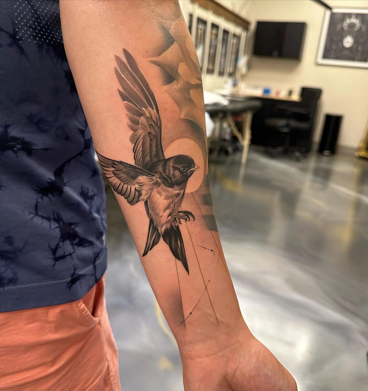 tatouage oiseau pour homme dessin sur bras realiste nature