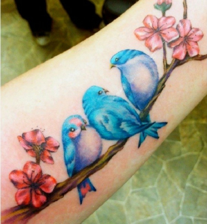 Petit tatouage femme oiseaux tatouage idée oiseau sur branche bleus oiseaux branche fleurie