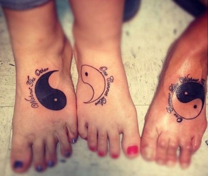 tatouage signifiant l’amour mere fille tattoo pied yin yang