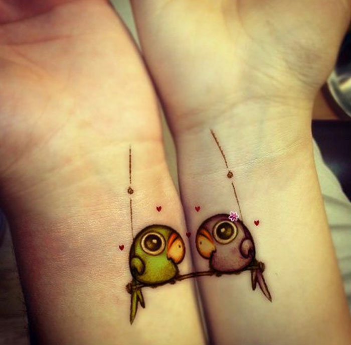 Tatouage femme oiseau tatouage sur balancoir branche les oiseaux amoureux tatouage pour couple