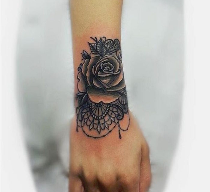 tattoo rose poignet symbole indien fleurs avant bras noir femme