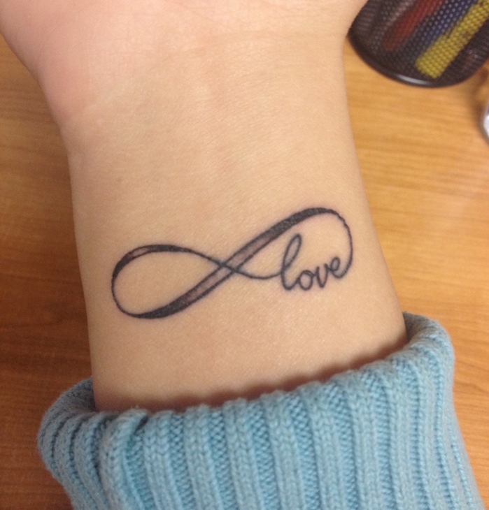 signe infini tatouage tatouages d amour poignet femme love