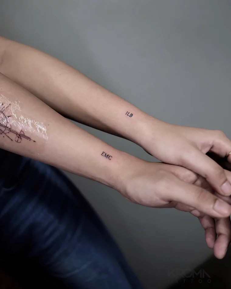 tatouage poignet initiaux prenom art corporel minimaliste