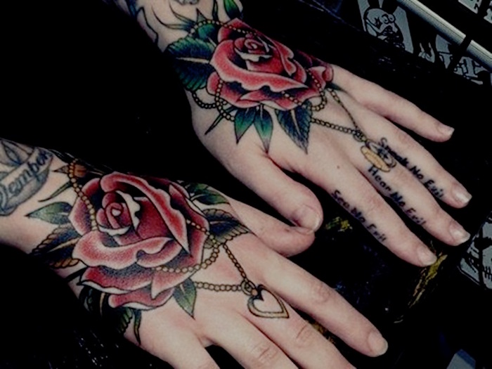 tatouage rose poignet tattoo roses tatouages main fleurs rouges main femme