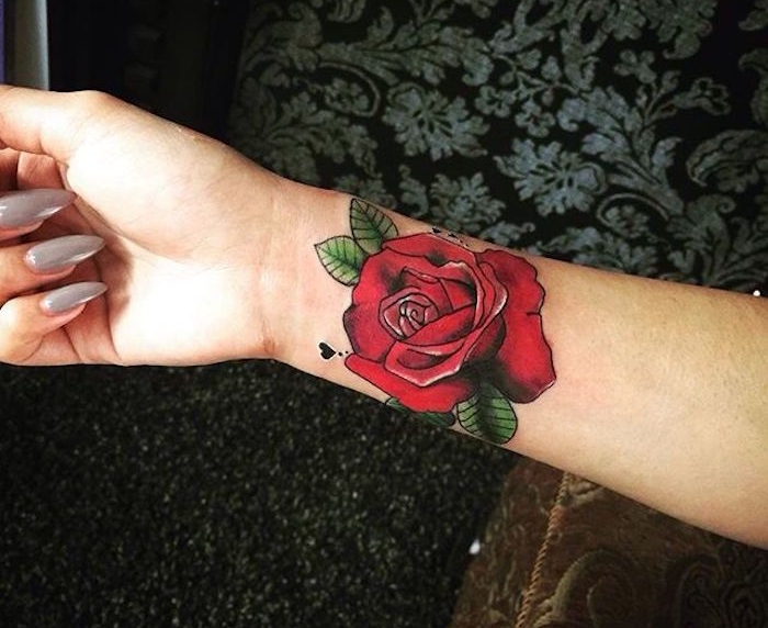 tatouage de rose sur le poignet fleur rouge bras femme