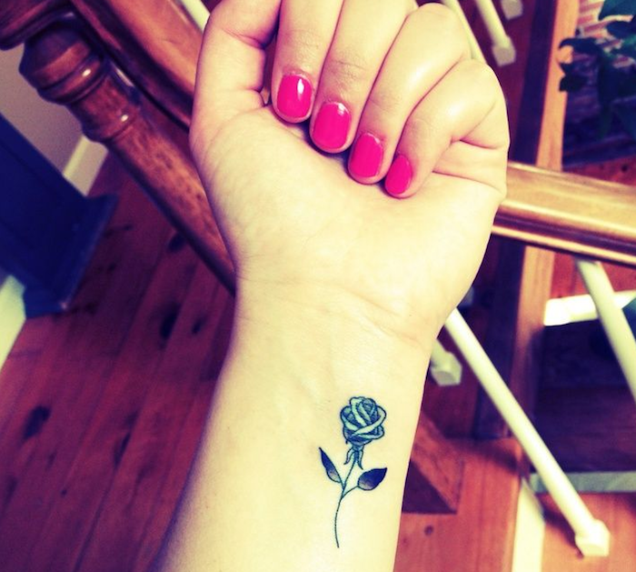 petit tatouage sur le poignet fleur rose tatoo fleurs femme avant bras
