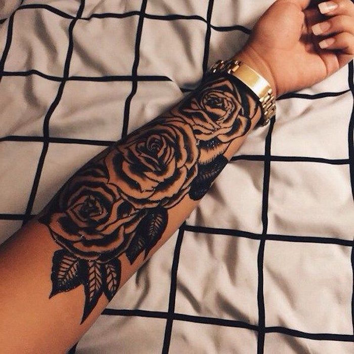 tatouage bras femme dessin fleurs roses poignet