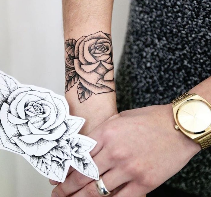 tatouage rose poignet tatouages poignée tattoo roses main femme noir et blanc