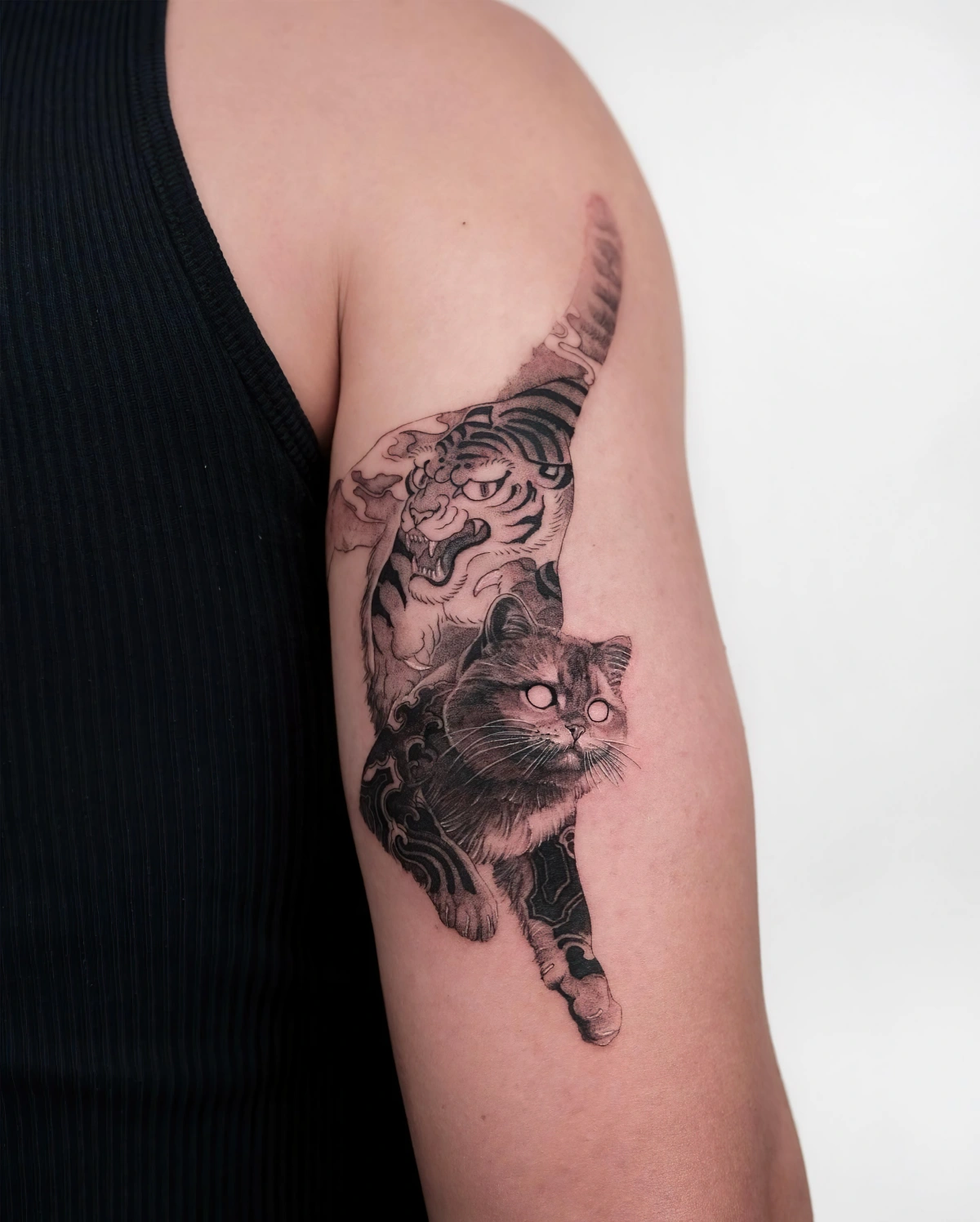 tatouage sur bras animal felin transformation symbolisme feroce