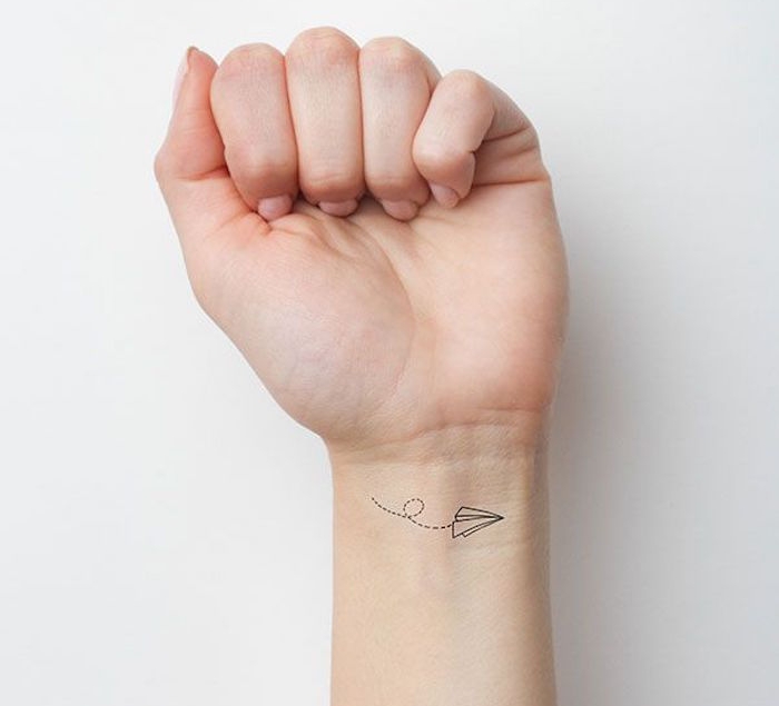 tatouage liberté au poignet avion tattoo avions papier idée voyage