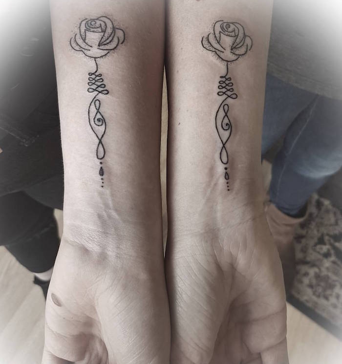 tatouage fin poignet tattoo rose avant bras tatoo poignets