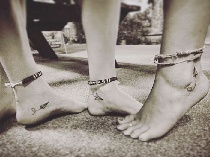 idées tatouages amies fille sur le pied liberté symbole voyages