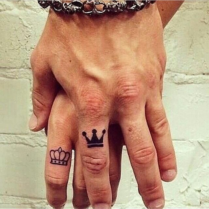 idée tatouage doigt couple amour couronne femme et homme