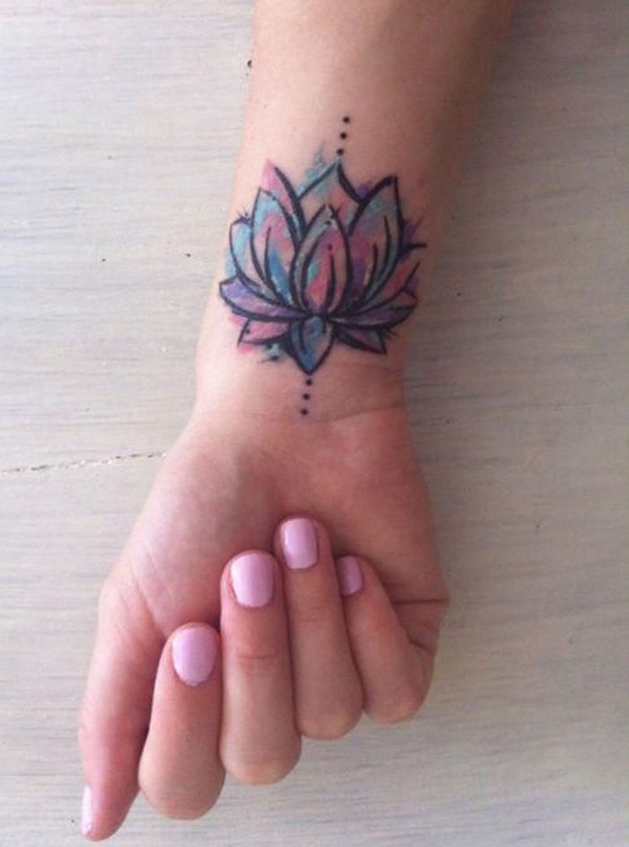 petit tattoo poignet femme fleur de lotus couleurs