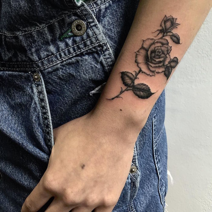 tatouage rose poignet femme tattoo fleur avant bras tatouages fleurs