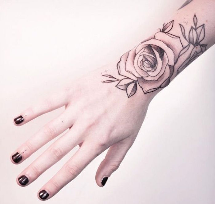 tatouage poignet femme fleur noir et blanc avant bras fleurs 