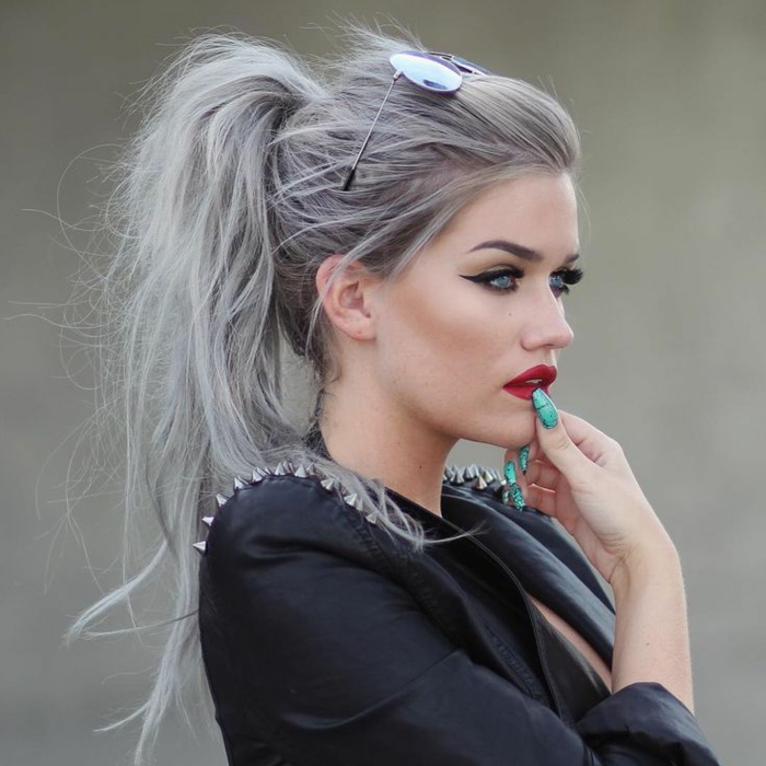 coloration cheveux gris cendré, nuance de gris, meche femme, ongles vertes, veste noire avec décoration en studs