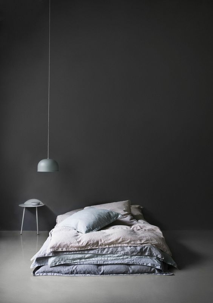 un luminaire industriel bas gris anthracite au design épuré, éclairage fonctionnel et d'ambiance dans la chambre à coucher