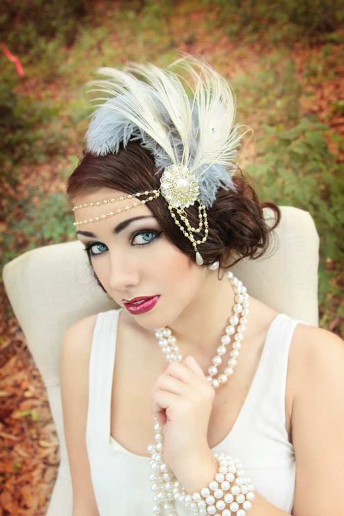 tenue charleston, robe couleur crème avec bretelles, bijou de tête avec plumes et collier en perles