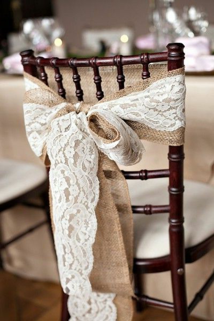 idée décoration mariage de toile de jute et dentelle, decoration chaise invité, deco salle de réception