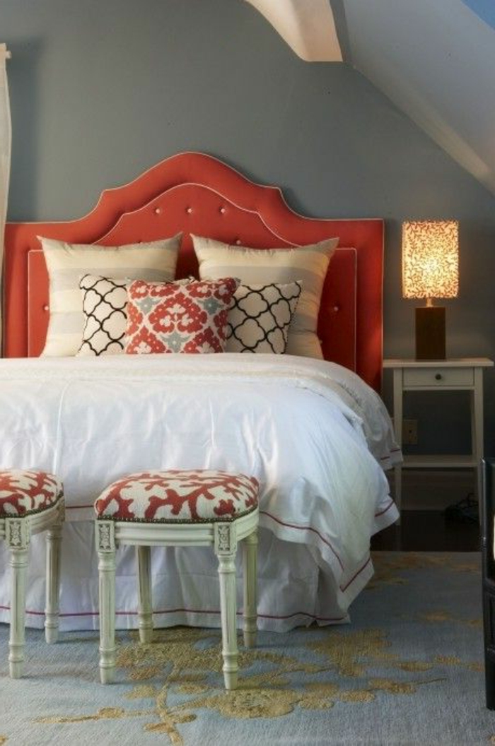 tête de lit rose forme baroque, tabourets à motifs végétaux, chevet vintage et lampe 