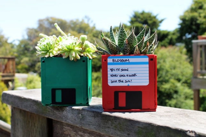 recyclage disquettes, transformées en cache-pot, idée de cadeau fête des pères à fabriquer pour les papas amateurs du jardinage