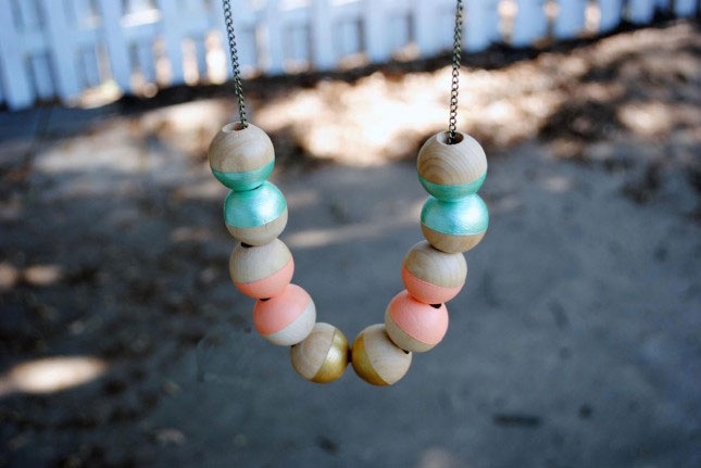 collier en perles de bois colorées, chaine en argent, idée activite manuelle facile, comment faire un bijou femme soi meme