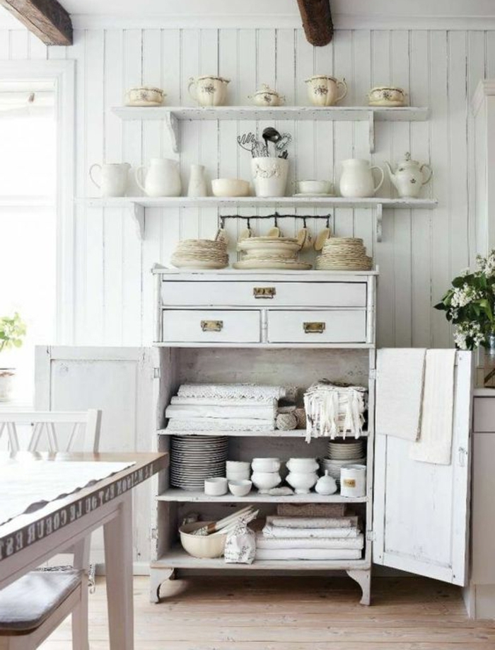 decoration campagne chic, vaisselier blanc, vaisselle blanche, etageres blanches, poutres apparentes, table en bois rustique