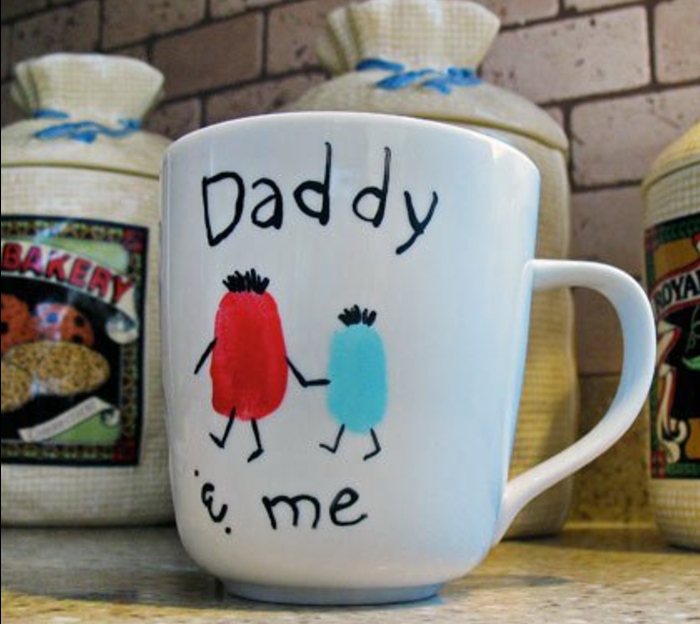 un mug personnalisé, dessin enfant, bonhommes, papa et moi, tasse à thé en porcelaine personnalisé, cadeau fête des pères diy