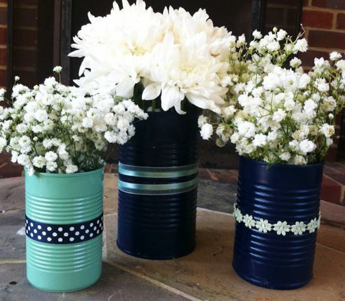 idée comment peindre boite de conserve, diy pot de fleur, couleurs dans la gamme bleue, bouquets de fleurs blanches, bandes decoratives, deco centre de table