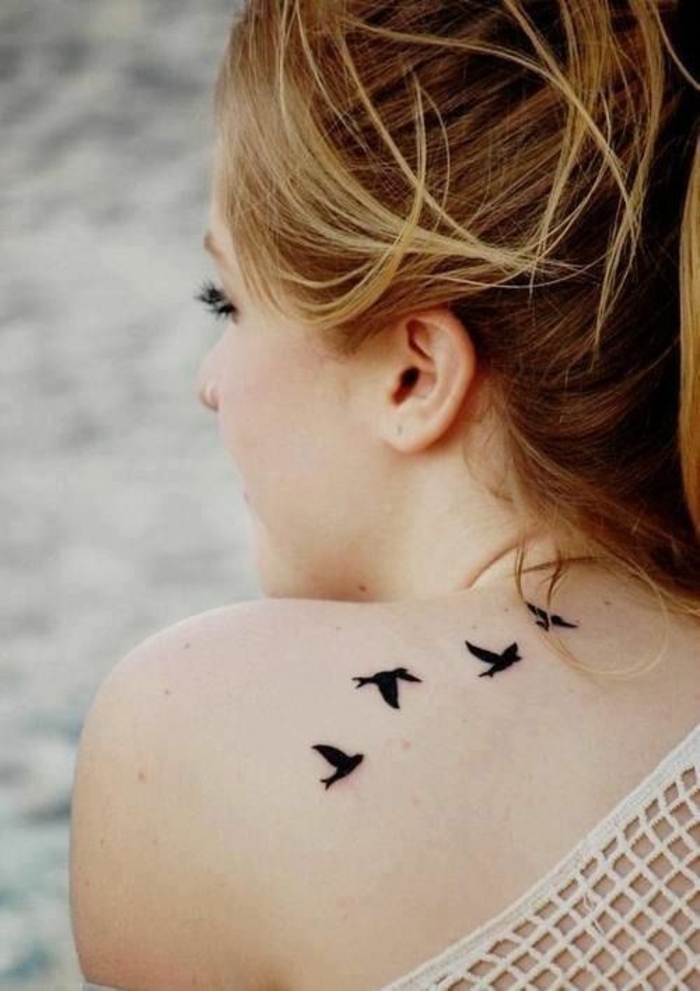 Tatouage femme oiseau sur l épaule silhouettes d oiseaux tattoo 
