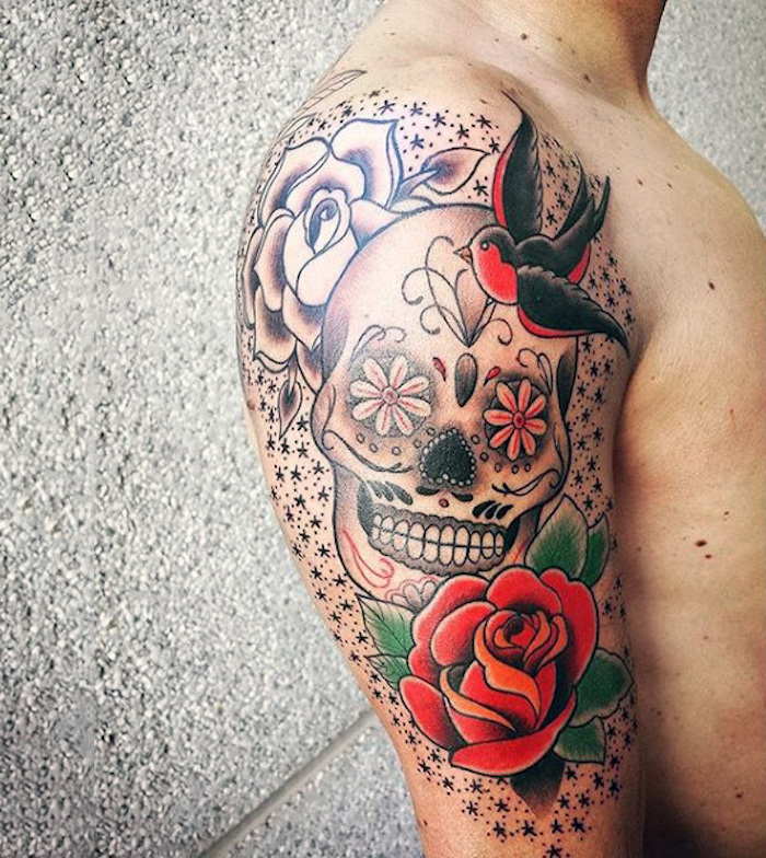 tête de mort mexicaine tatouage épaule homme fleur 