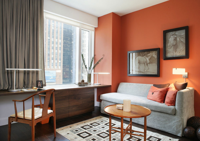 un salon au design contemporain qui marie le marron, le gris et la couleur de sienne