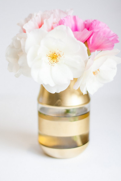 vase de fleur à rayures dorés, un bouquet de fleurs fraiches dedans, idée bricolage facile, activité manuelle adulte